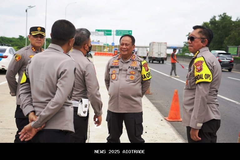 Kapolda Jabar Pantau Tol Jakarta-Cikampek dan Pos Pengamanan Karawang Saat Nataru 2025