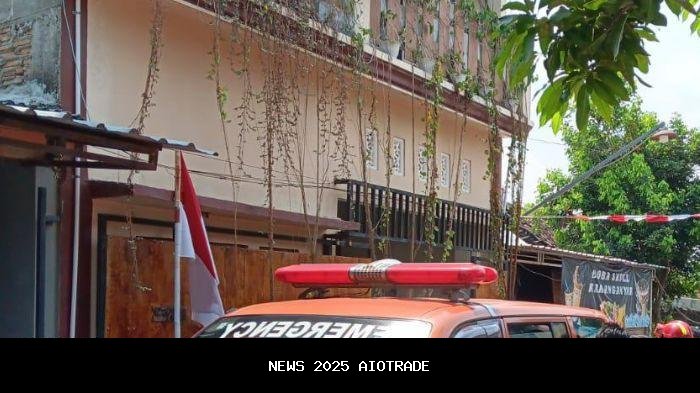 Petugas Damkar Karanganyar Evakuasi Warga Obesitas Sakit dengan Kasur