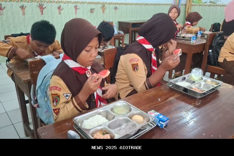 Tepis Mitos MBG, BGN: Banyak Anak Baru Minum Susu Pertama Kali