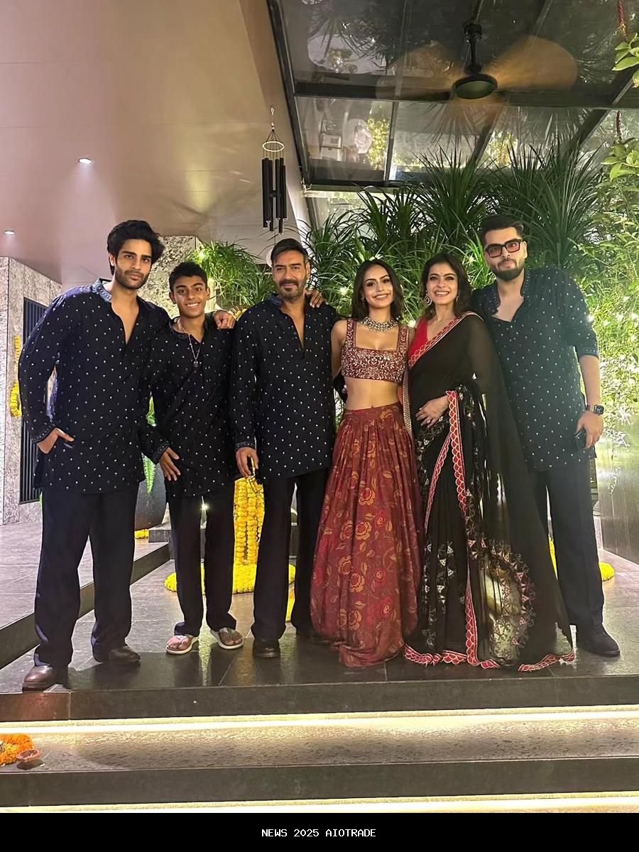 9 Potret Kajol Rayakan Diwali 2025 dengan Keluarga