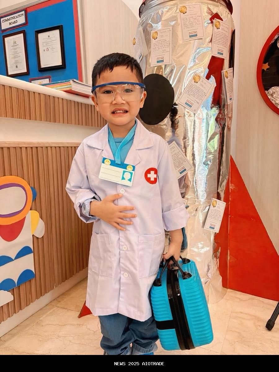 7 Potret Cipung Jadi Dokter, Lucu Pakai Jas dan Masker!