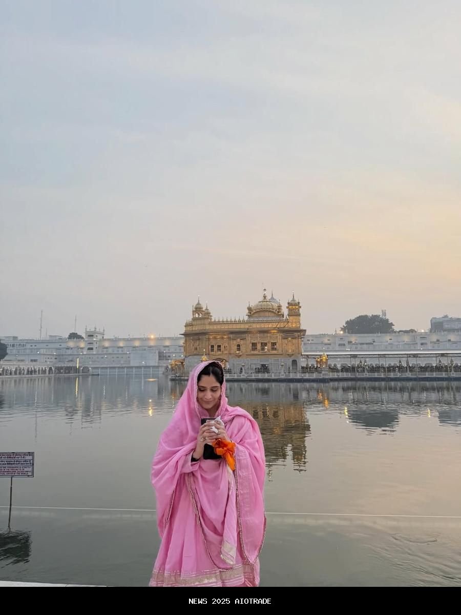 12 Momen Spiritual Arti Singh di Kuil Emas Amritsar