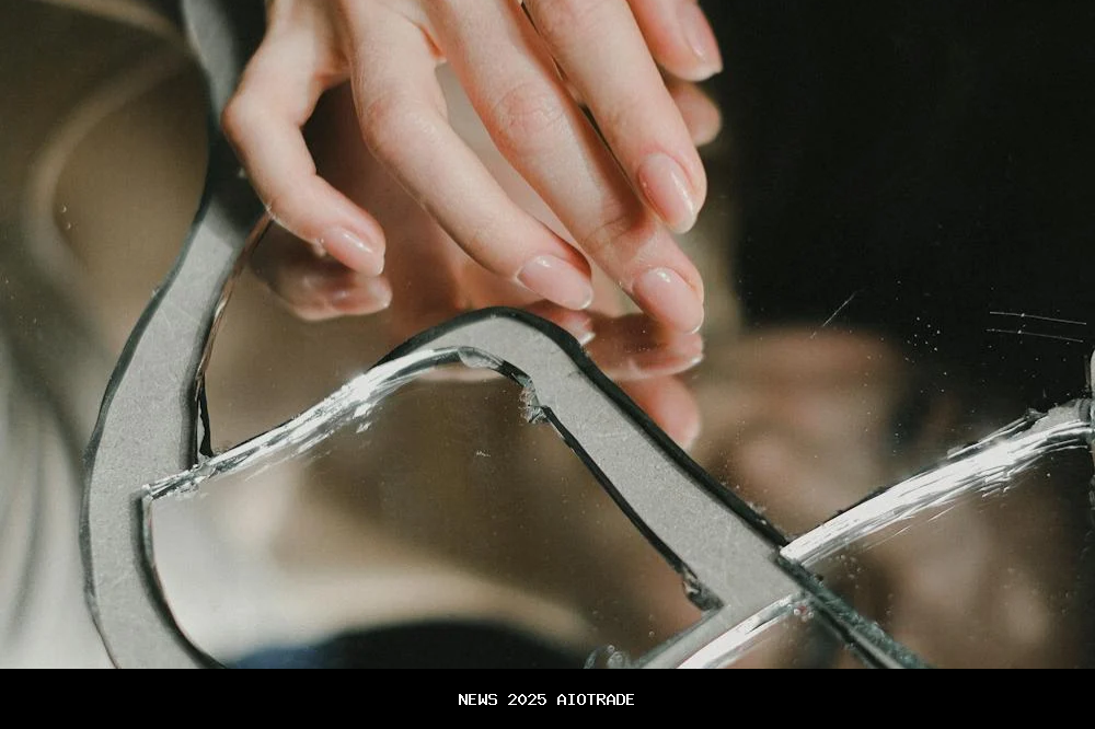 10 Mitos Cermin Pecah: Simbol dan Peringatan Hidup