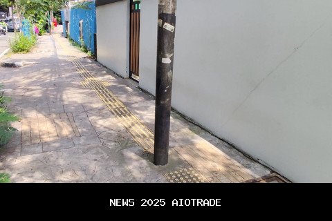 Menelusuri Jalanan Jakbar: Tidak Ramah Disabilitas, Terhalang Tiang Listrik