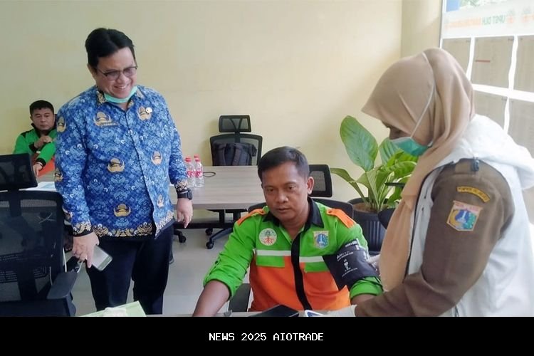 Sopir Truk Sampah DKI Hadapi Tantangan Berat dan Risiko Kesehatan