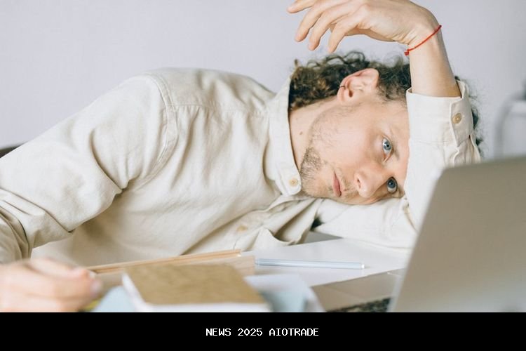 Lembur Terus-Menerus? Ini Dampak Negatifnya pada Kesehatan Mental dan Fisik