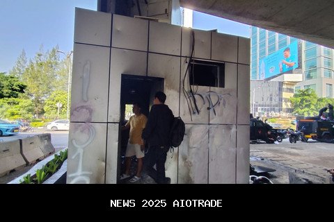 Kondisi Pos Polisi Slipi yang Dibakar Massa Demo