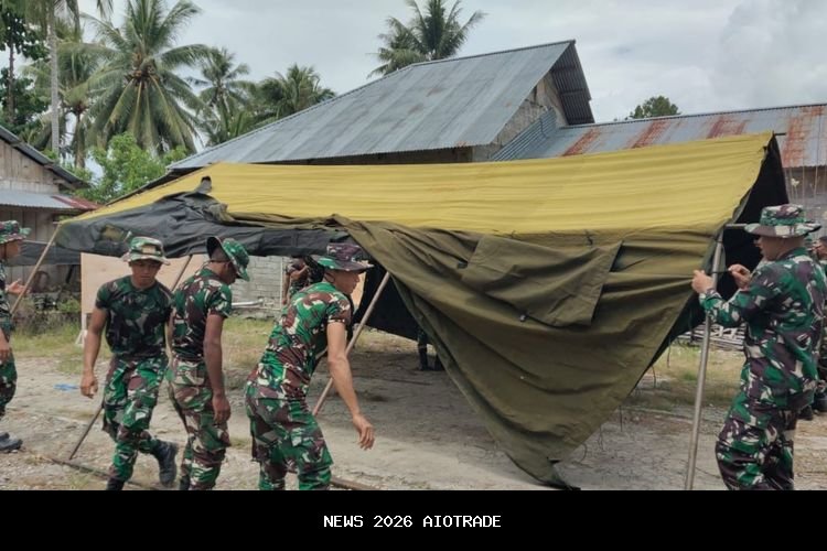 TNI AD Bersihkan Puing Gempa, Warga Kembali Aktif