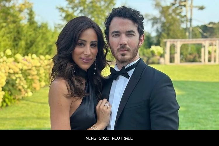 Istri Kevin Jonas Akui Terdiagnosis Penyakit Lyme Setelah Alami Kerontokan Rambut