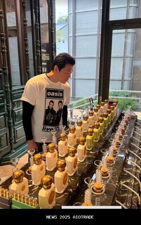 7 Potret Syahrini dan Reino Barack Saat Nonton Konser Oasis di Jepang