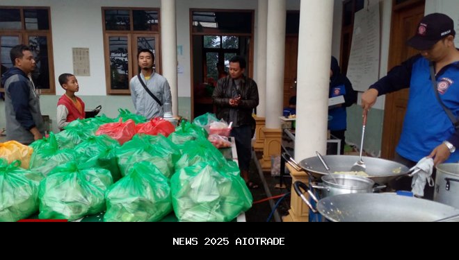 HMI Takengon-Bener Meriah Bagikan Snack untuk Anak Pengungsi di Posko Tami Delem