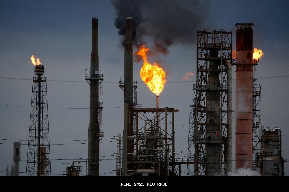 Harga minyak global melonjak akibat AS perketat blokade Venezuela