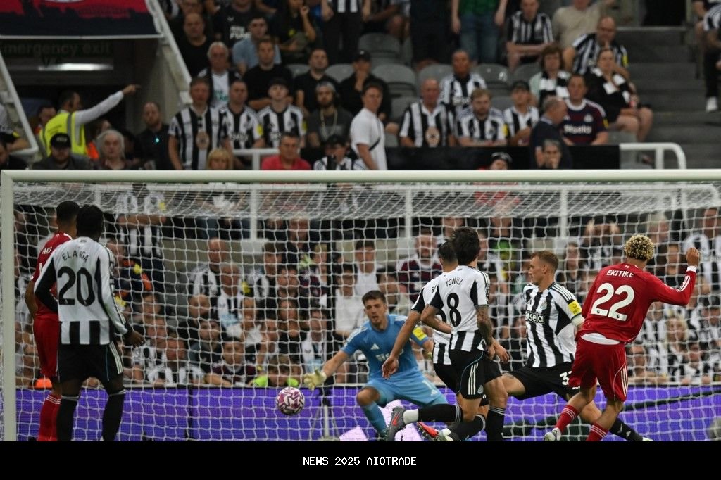 Terus Ditanya Soal Transfer Isak, Arne Slot: Ekitike Cetak 3 Gol dalam 3 Laga