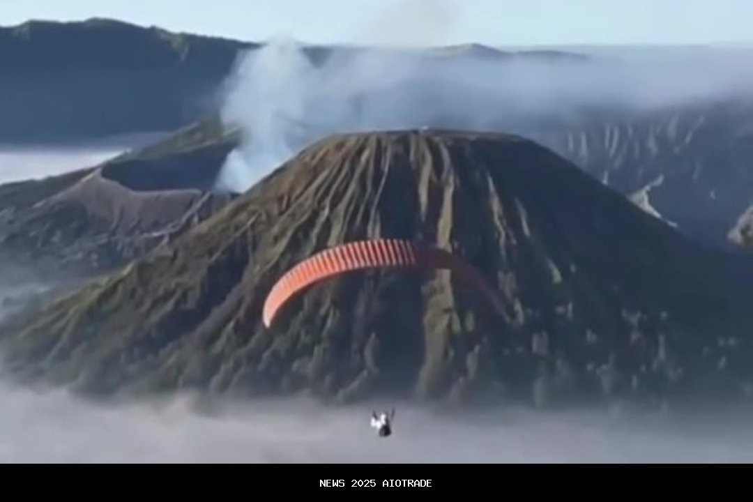 Paralayang Viral di Atas Bromo, TNBTS Beri Pernyataan
