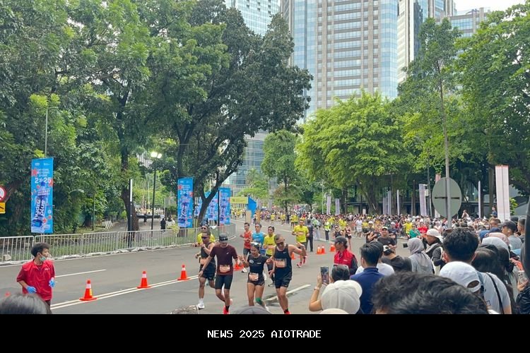 Ucapan Selamat dan Bunga untuk Pelari Jakarta Running Festival di Garis Finis