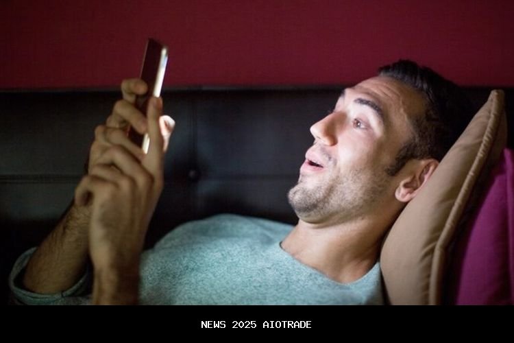 Orang yang Sering Nonton TikTok Tengah Malam, Punya 7 Kebiasaan Ini