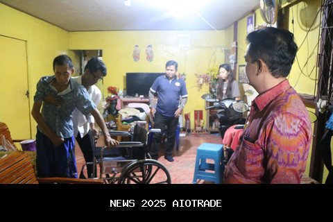 Pemkot Pontianak Bantu Warga Korban Tertimpa Pohon dengan Kursi Roda