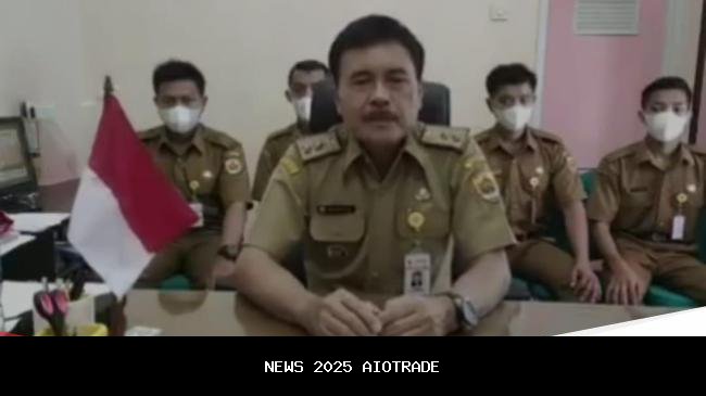 Slamet Kades Mojokerto Viral Usai Joget dengan Biduan, Minta Maaf