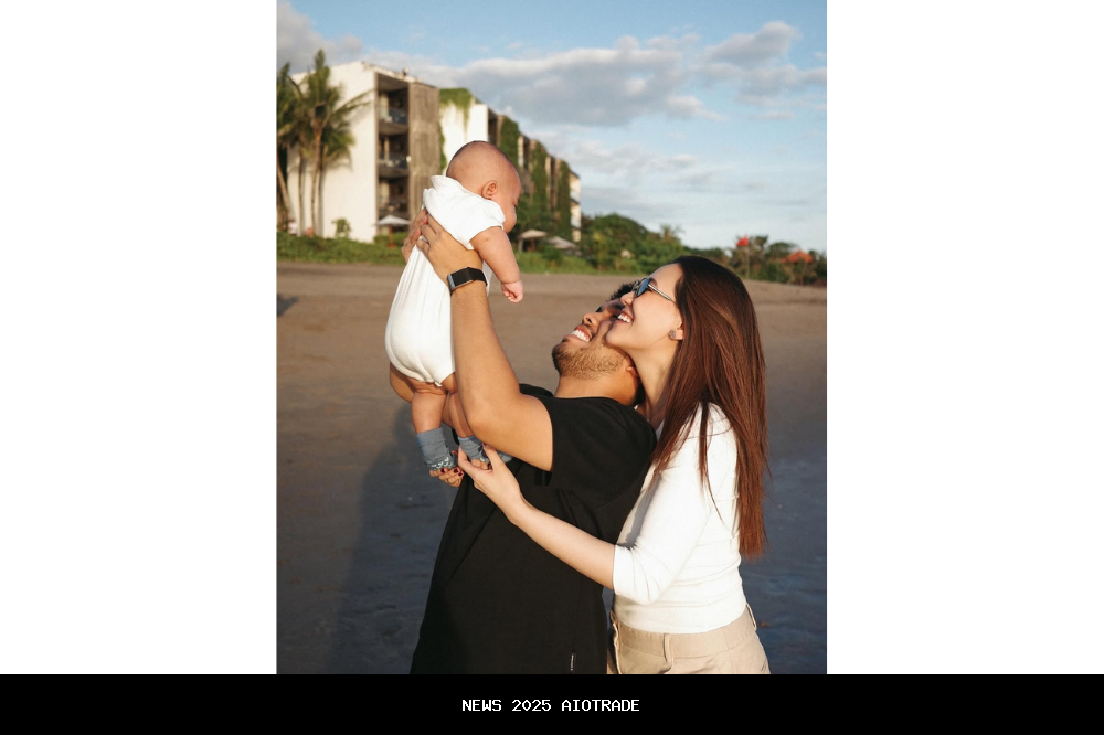 7 Foto Liburan Baby Arash di Pantai