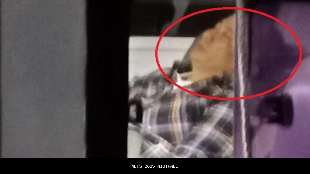 KPK Bawa 7 Tahanan OTT Bupati Bekasi ke Jakarta