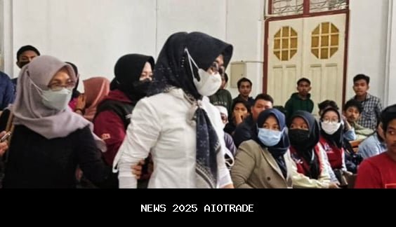 Istri Kasatpol PP Ditantang Emak-emak di Rumah Dinas, Postingan Jadi Sorotan