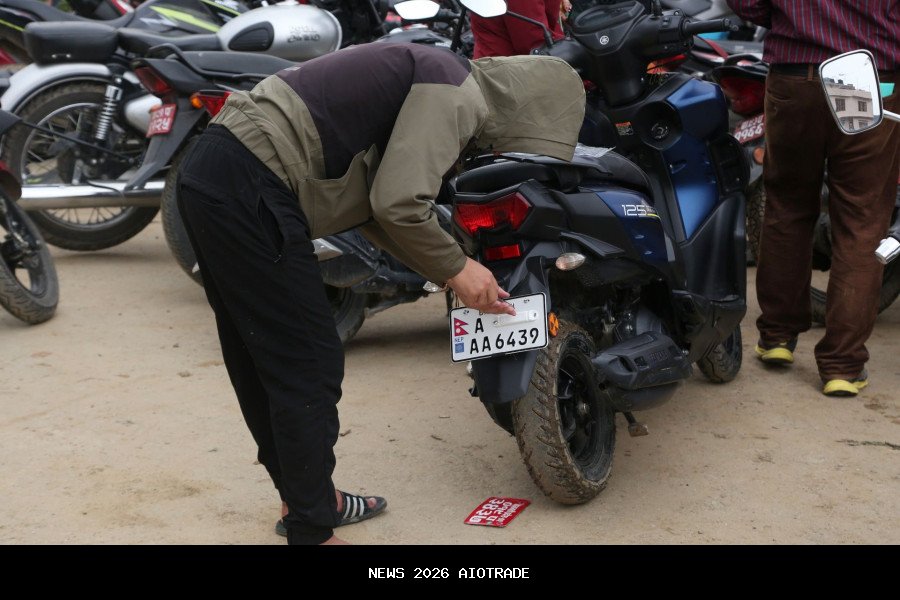 Pemerintah terus melanjutkan keputusan untuk mewajibkan plat nomor yang berbentuk timbul meskipun me