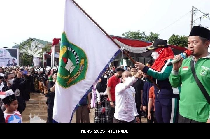 Peringati HSN, Santri Sumedang Ikuti Jalan Sehat dengan Hadiah Umroh