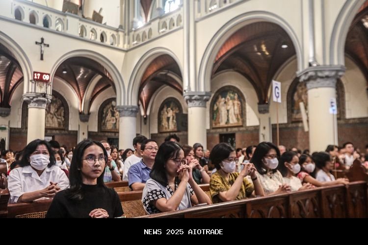 Menko PMK Pratikno Berkunjung ke Gereja Jakarta Saat Malam Natal, Sampaikan Upaya Penanganan Bencana