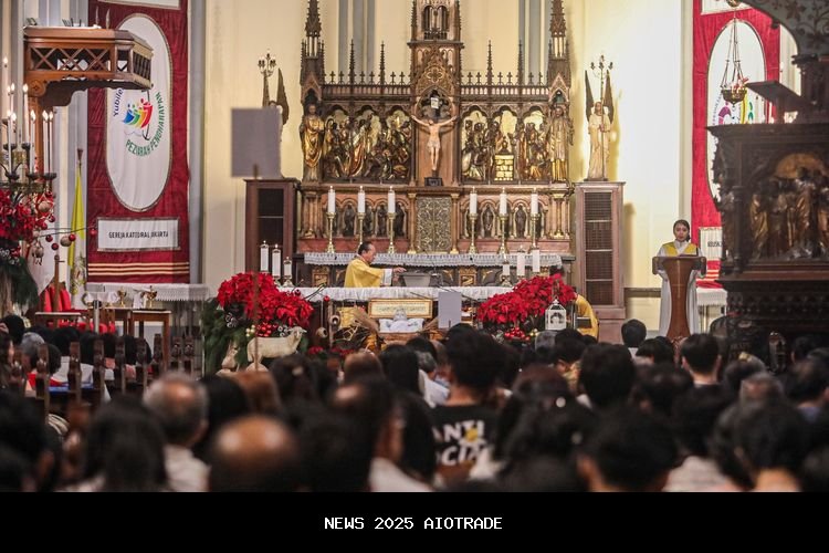 10.000 Umat Katolik Padati Katedral Jakarta dalam Misa Natal 2025