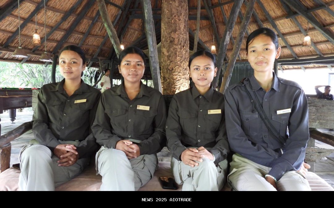 Perempuan asli meningkatkan peran mereka sebagai pandu alam di Chitwan