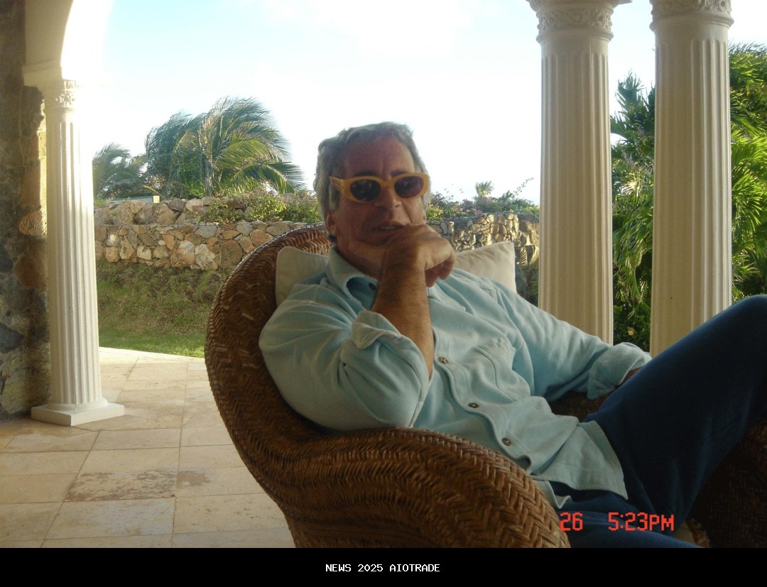 Berkas Epstein terbaru dirilis—Demokrat mempertanyakan apakah DOJ menghapus foto Trump