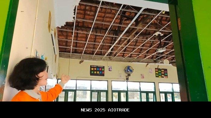 Plafon Kelas MAN 1 Polman Roboh Akibat Hujan dan Angin Kencang