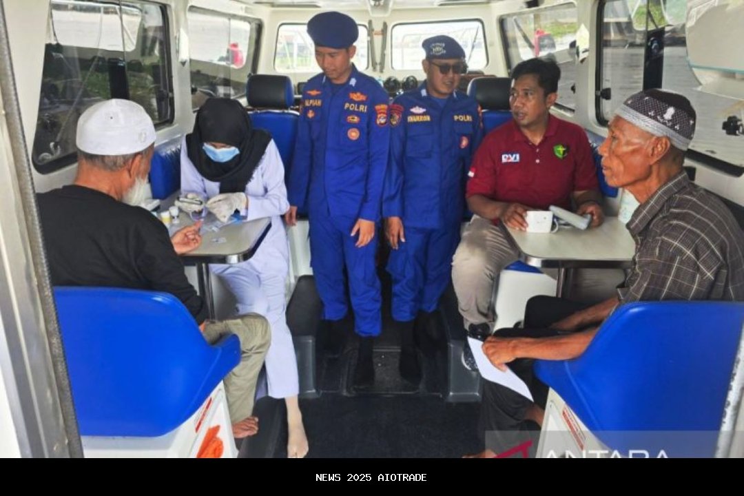 Polairud Banjarmasin Beri Layanan Kesehatan Gratis di Sungai Martapura