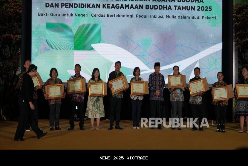 Menteri Nasaruddin Umar Beri Penghargaan Kepada 30 Guru Buddha